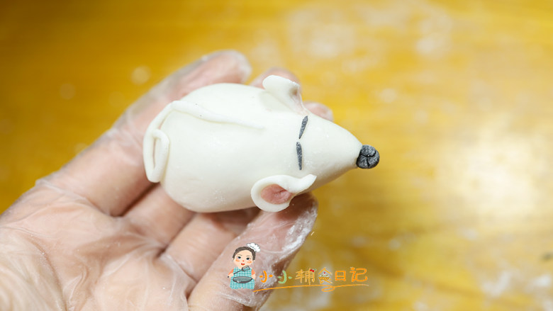 36个月以上卡通老鼠麻心汤圆,汤圆蘸一点点水蘸上耳朵,眼睛是一条细线,鼻子就是黑色的小点点沾上,尾巴是一个细细的粘住就行了