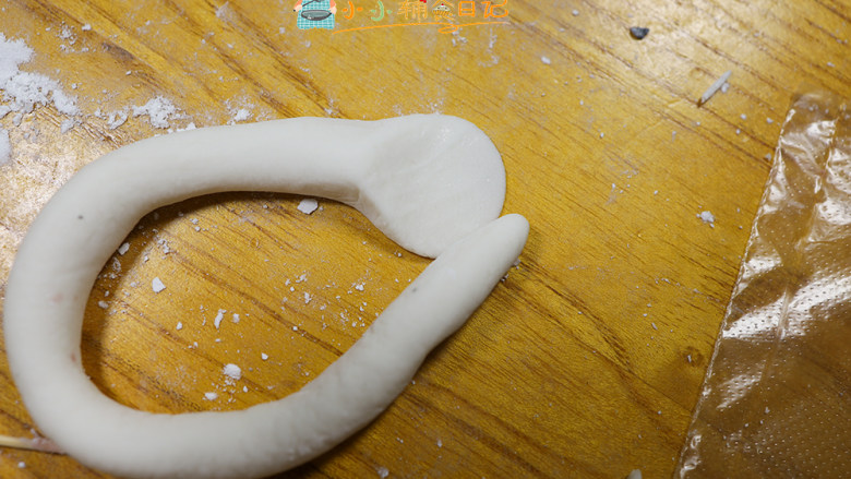 36个月以上卡通老鼠麻心汤圆,现在做数字,取40g左右的面团搓成长条一边压一下