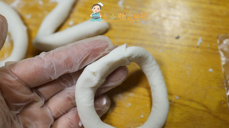 36个月以上卡通老鼠麻心汤圆,把一头包在里面就是一个0,2更简单搓成长条弯一下就行了