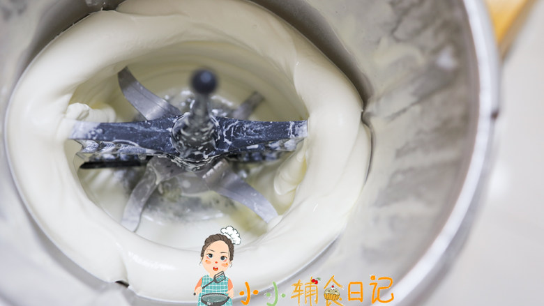 12个月以上奶油裱花蛋糕及奶油保存,打蛋器打发至凝固状,继续打发一会你会感觉奶油有点变硬了不是软软的就是可以了,千万不要打发过头,因为裱花需要奶油要稍微硬一点纹路才漂亮