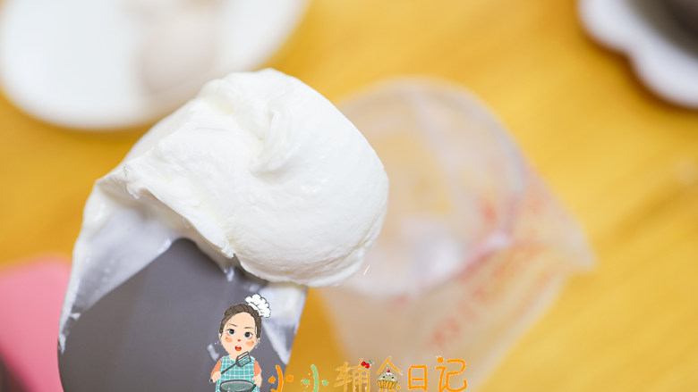 12个月以上奶油裱花蛋糕及奶油保存,把奶油装入裱花袋,看一下这个状态是刚刚好的,奶油有硬度不会挖起来往下滑 是固体的状态