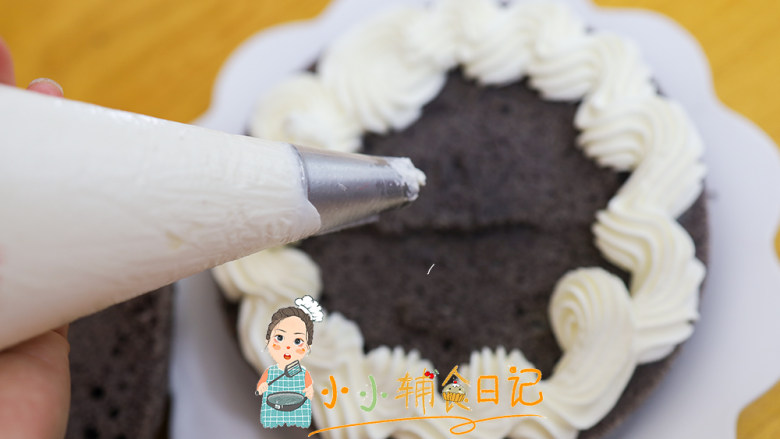 12个月以上奶油裱花蛋糕及奶油保存,把一层黑米糕最外层用波浪的方式划一圈,中间随意的挤上奶油即可