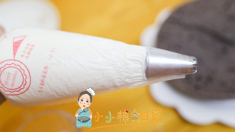 12个月以上奶油裱花蛋糕及奶油保存,把奶油往前挤一下,排出空气
