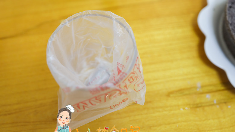 12个月以上奶油裱花蛋糕及奶油保存,把裱花袋放入一个杯子里这样比较容易装,这个方法同样适用于做饼干等