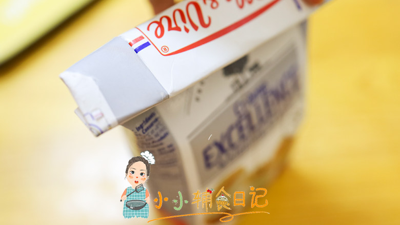 12个月以上奶油裱花蛋糕及奶油保存,如果里面奶油用了一半的话你还可以继续往下折,这样可以让里面形成一个相对真空的状态,真空才更容易保存