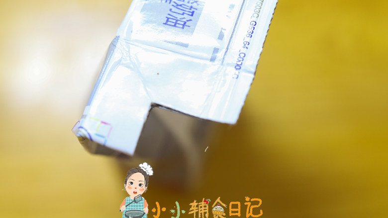 12个月以上奶油裱花蛋糕及奶油保存,我们把里面的空气挤出来,然后折下去