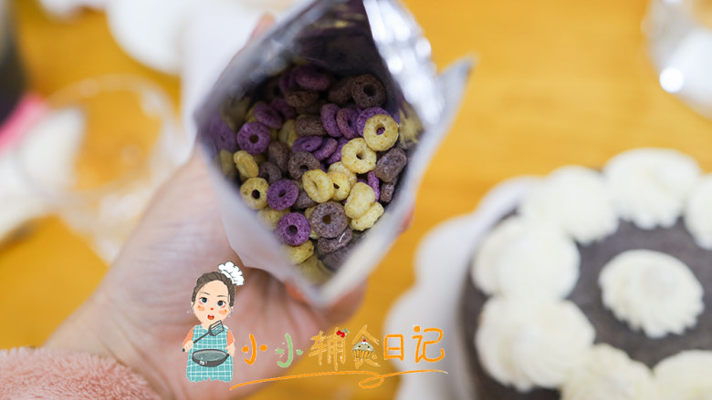 12个月以上奶油裱花蛋糕及奶油保存,把谷物圈撒在蛋糕表面,你觉得怎么好看就怎么撒