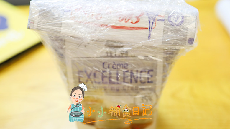 12个月以上奶油裱花蛋糕及奶油保存,绕好了就是这样的,这样放在冰箱保存半个月没什么问题,但是还是提醒要尽快用完哦