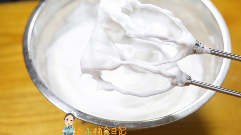 12个月以上黑米糕,快好的时候打蛋器减速,停下来看看不要打过头,打成这样硬性发泡就可以了