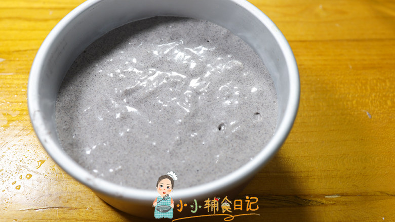 12个月以上黑米糕,最后所有的蛋白全部混合均匀放入6寸的戚风模具,盖上保鲜膜或者一个盘子