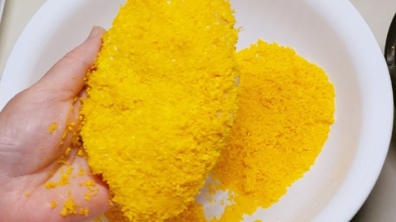 芝士鸡排,最后放入面包糠里 满满地包裹上一层面包糠