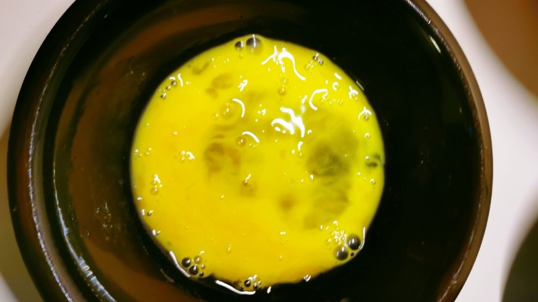 芝士鸡排,第二个碗中敲入一个<a style='color:red;display:inline-block;' href='/shicai/ 9'>鸡蛋</a> 打散