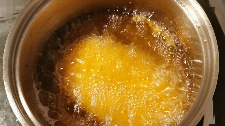 芝士鸡排,炸锅放入食用油 加热6成 放入芝士鸡排胚