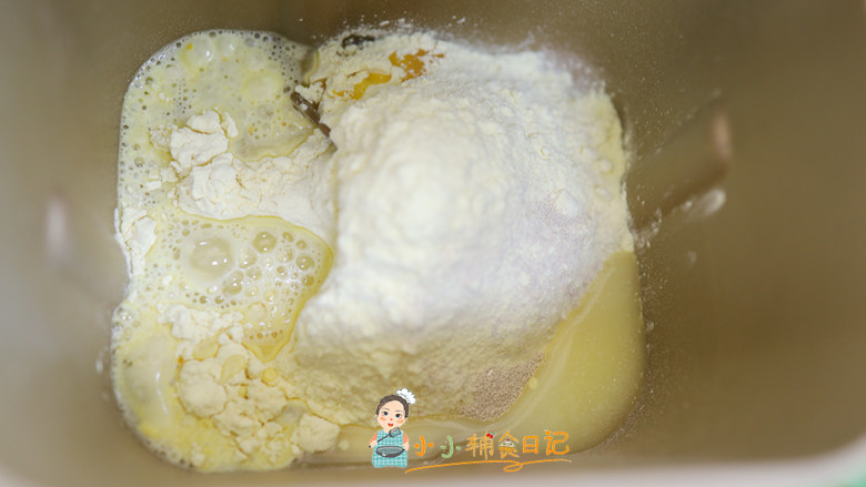 9个月以上辅食小黄人南瓜馒头,我直接用的黄色的南瓜粉就不用自己蒸南瓜了,如果没有黄色的南瓜面粉可以用普通面粉加南瓜泥揉面