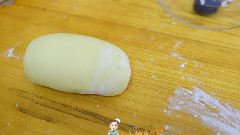 9个月以上辅食小黄人南瓜馒头,面包机里面取出黄色的南瓜面团,手揉一下至表面光滑
