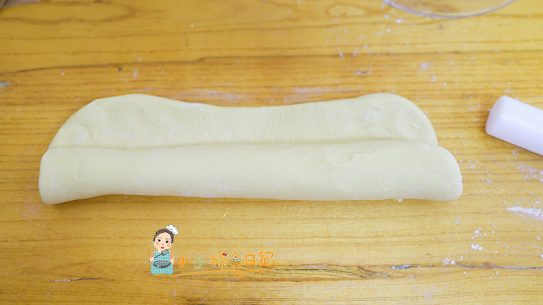 9个月以上辅食小黄人南瓜馒头,把面团先擀成长方形,然后抹点水卷起来