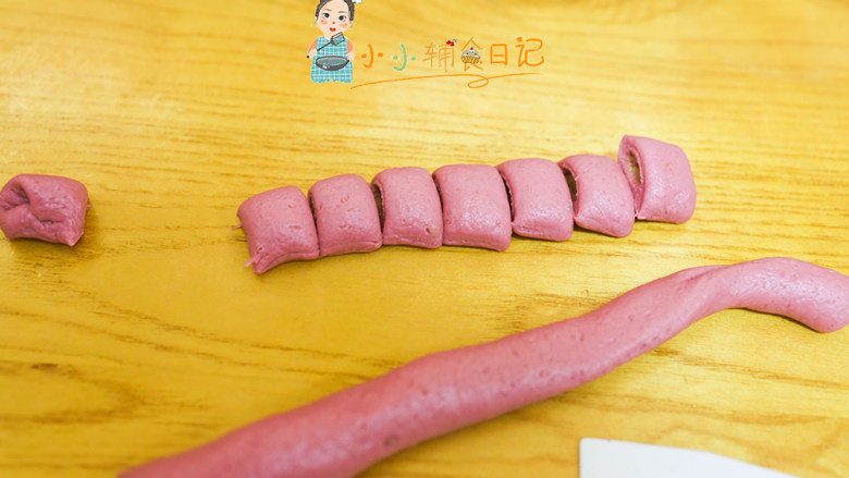 9个月以上辅食小黄人南瓜馒头,黑色的做眼镜,把面团揉成长条