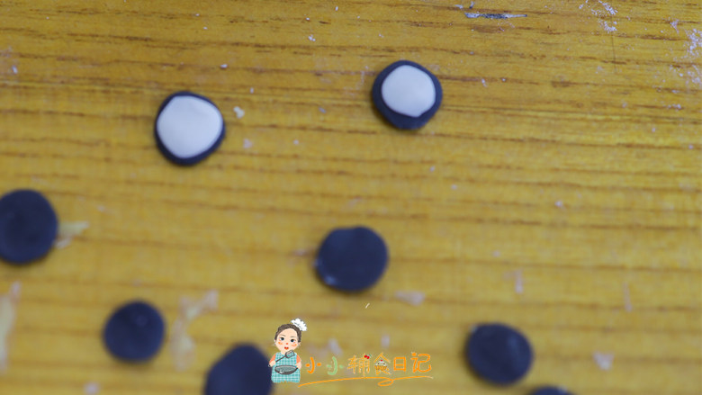 9个月以上辅食小黄人南瓜馒头,黑色的压扁,白色的压扁,叠在上面就是眼睛