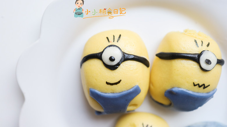 9个月以上辅食小黄人南瓜馒头,做造型的时候 所有的面团一定要盖盖子或者盖上保鲜膜,不可以被风干,不然表面发酵好会开裂