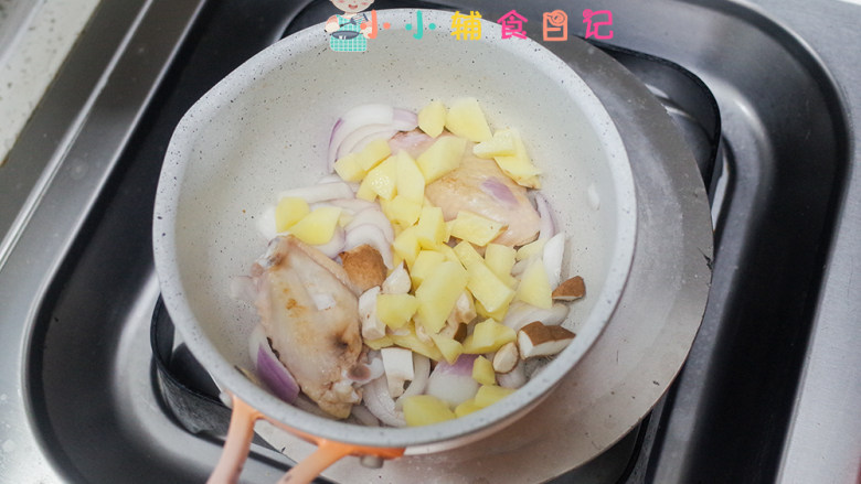 12个月以上咖喱鸡翅面,加入洋葱煸炒,可以去腥增香