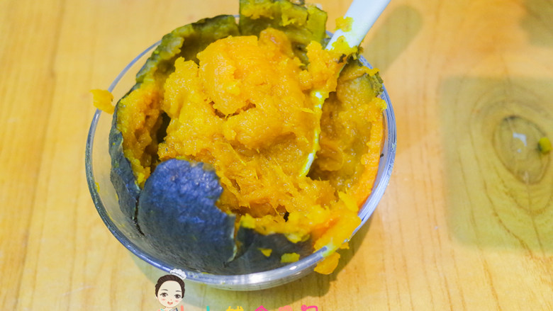 36个月以上辅食南瓜蜜桃麦片粥,将南瓜去皮只取芯,南瓜皮绿色的一起打颜色会不好看