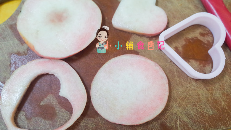 36个月以上辅食南瓜蜜桃麦片粥,水蜜桃去皮切片,压出爱心性状