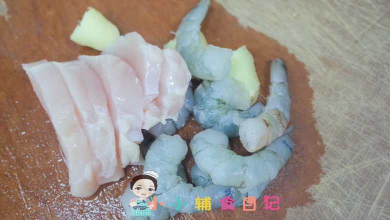36个月以上肉泥彩色蘑菇馒头,将肉处理一下,虾去虾线 猪肉牛肉去筋膜跟姜片腌渍去腥备用