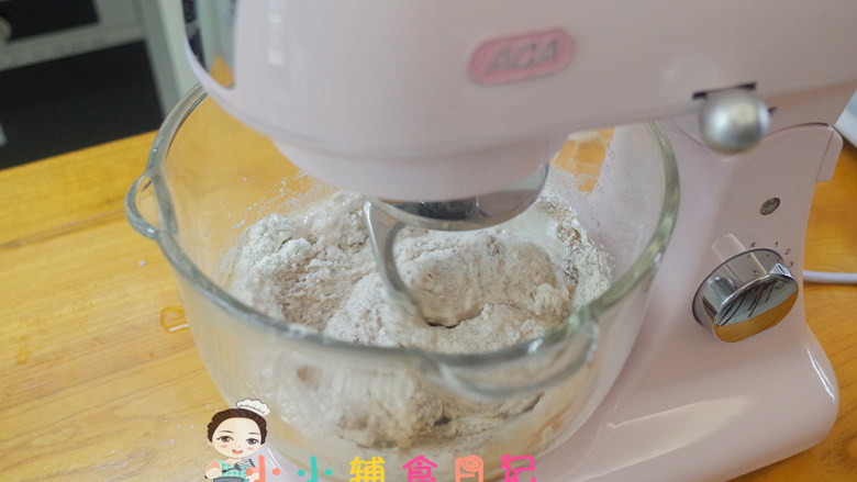 36个月以上肉泥彩色蘑菇馒头,厨师机内加面粉400g 黑麦粉100g 植物油10g 酵母5g+330g牛奶肉泥剩下的肉泥根据吸水性自己灵活掌握,面团不要太软,需要一定的硬度