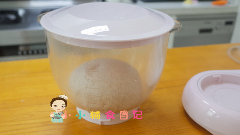 36个月以上肉泥彩色蘑菇馒头,放入盆里盖上盖子发酵,夏天室温就可以,冬天需要放在温暖的地方发酵,