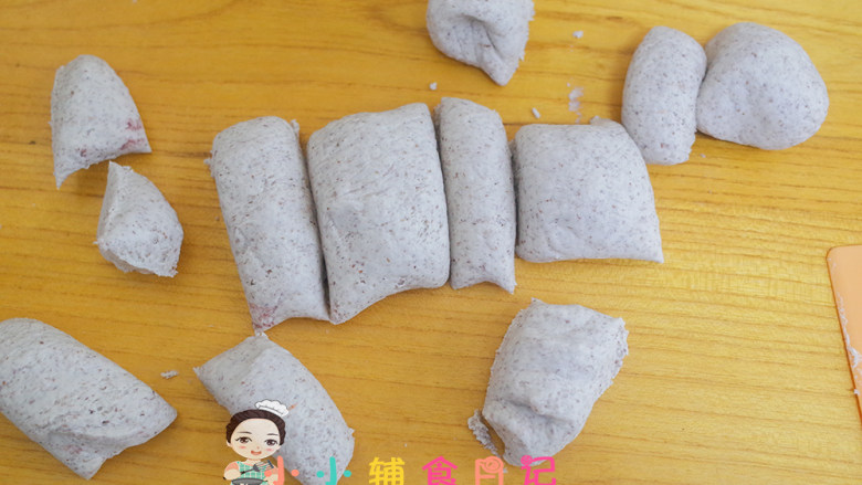 36个月以上肉泥彩色蘑菇馒头,切割成大小不一的剂子,这样更逼真,留一块做香菇蒂