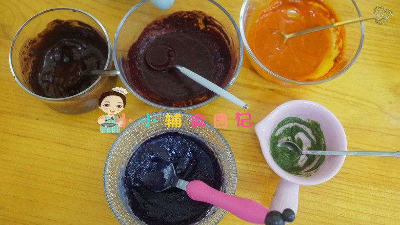 36个月以上肉泥彩色蘑菇馒头,每个碗加一点点水调成糊糊状10g可可粉+25g左右的水,果蔬粉5g+12g左右的水