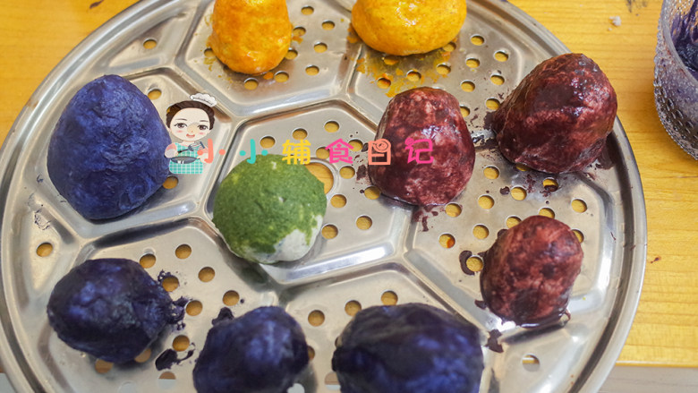 36个月以上肉泥彩色蘑菇馒头,把馒头表面都刷上糊糊,放在那边自然发酵,表面干了就会发酵自然开裂,我夏天就用电风扇吹这样表面干的快,果蔬粉干裂的状态没有可可粉的好