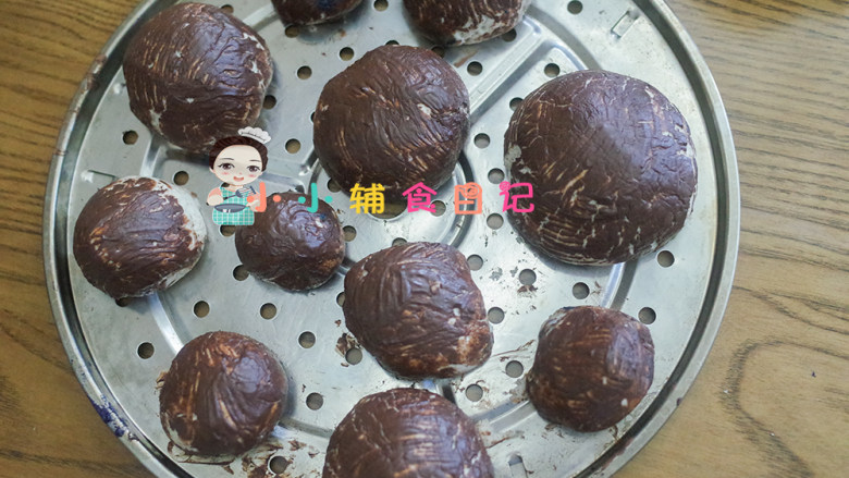 36个月以上肉泥彩色蘑菇馒头,巧克力有点裂开了但是还不是很明显,夏天空气潮湿也会影响开裂