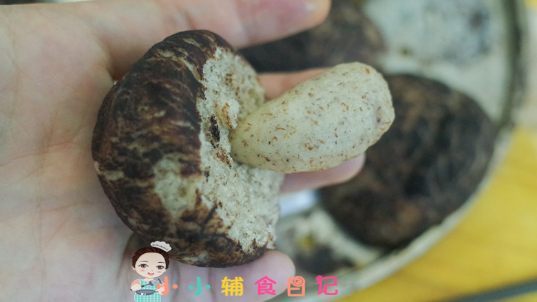 36个月以上肉泥彩色蘑菇馒头,筷子插入馒头底部插个洞,插入一个香菇蒂,这样就做好啦