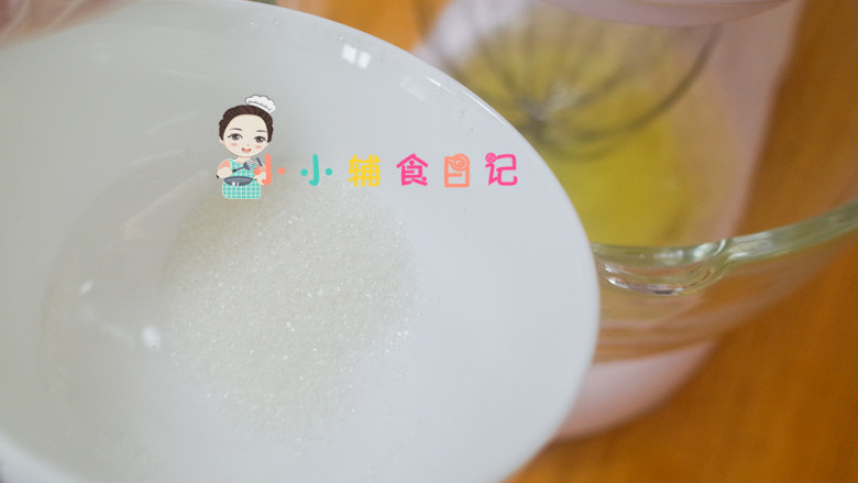 8寸/2个6寸蛋糕南瓜牛奶蒸蛋糕,无水无油的缸,加入6个蛋白,缓慢倒入30g白砂糖