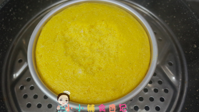 8寸/2个6寸蛋糕南瓜牛奶蒸蛋糕,锅里水烧开,放入蛋糕,一定要盖盖子,中小火蒸30分钟