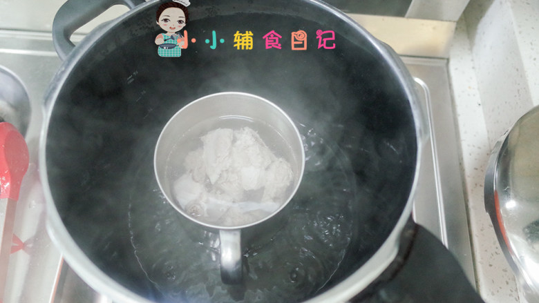 10个月以上排骨海带汤,高压锅隔水炖,排骨加热水上汽后煮5分钟即可