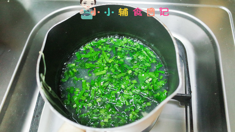 10个月以上青菜豆腐鸡蛋面,面条捞出后放入青菜煮熟