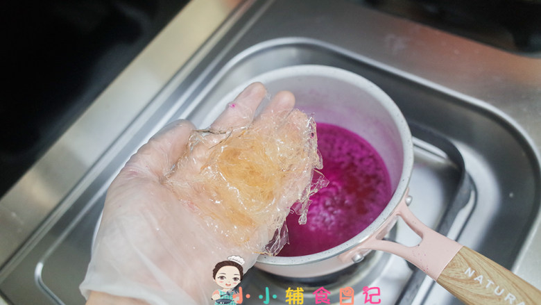 36个月以上火龙果冻牛奶饮,锅里加热火龙果汁,大概五六十度关火放入吉利丁片