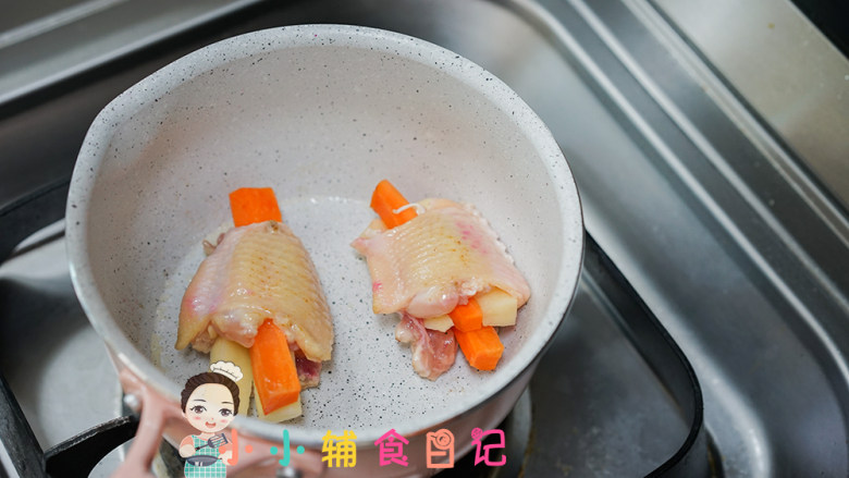 10个月以上辅食土豆无骨鸡翅面条套餐,锅里不用放油直接放入鸡翅煎一下,表面有点微黄色