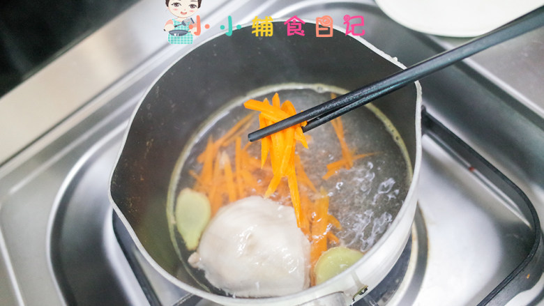 10个月以上鸡丝凉面,将胡萝卜一起放入锅内煮,胡萝卜煮熟后可以先捞出来