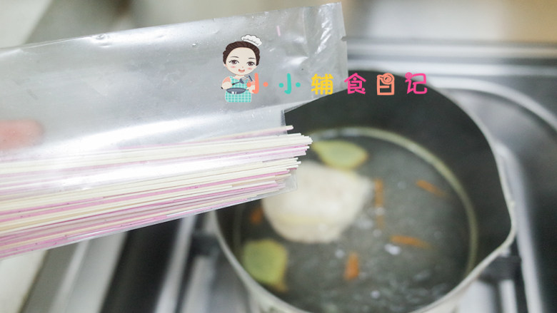10个月以上鸡丝凉面,把面条继续放进去煮,