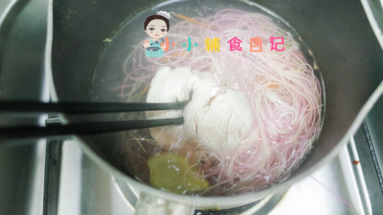 10个月以上鸡丝凉面,用筷子插一下鸡肉,如果可以插透就是熟了就可以捞出来,面条捞出来控水放一勺油搅拌一下,不容易结块