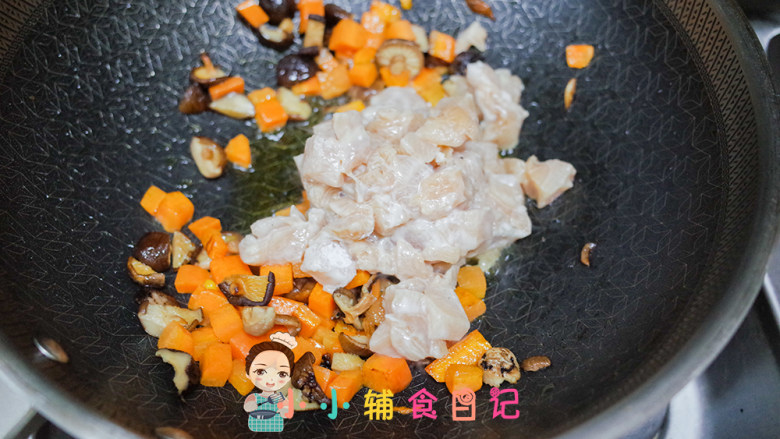 12个月以上辅食鸡胸肉杂蔬丁套餐,放入鸡肉翻炒,最好用不粘锅不然淀粉容易粘锅