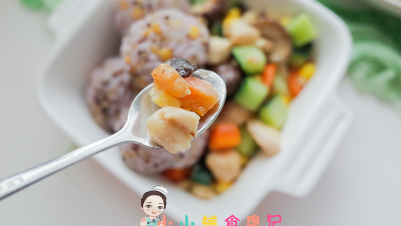 12个月以上辅食鸡胸肉杂蔬丁套餐,鸡肉不要炒的太久,会变柴