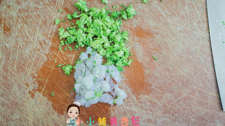 7个月以上虾仁蛋花粒粒面,虾仁洗净去虾线切丁,西蓝花切碎备用