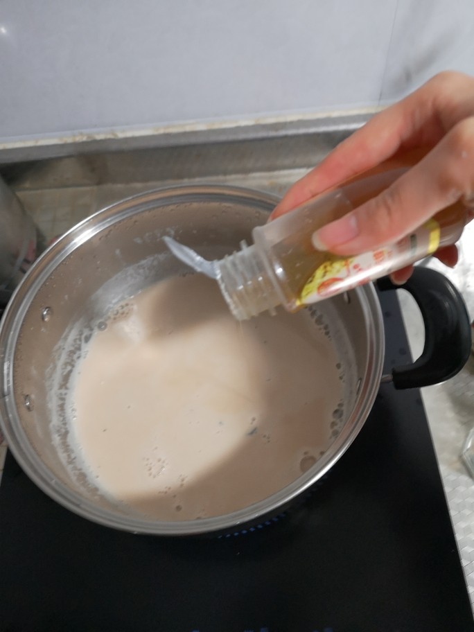 自制奶茶,根据个人口味,可以加一点蜂蜜。