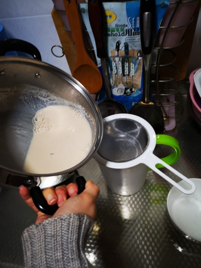 自制奶茶,准备漏网(如果是用茶包煮,可以省了这一步。)