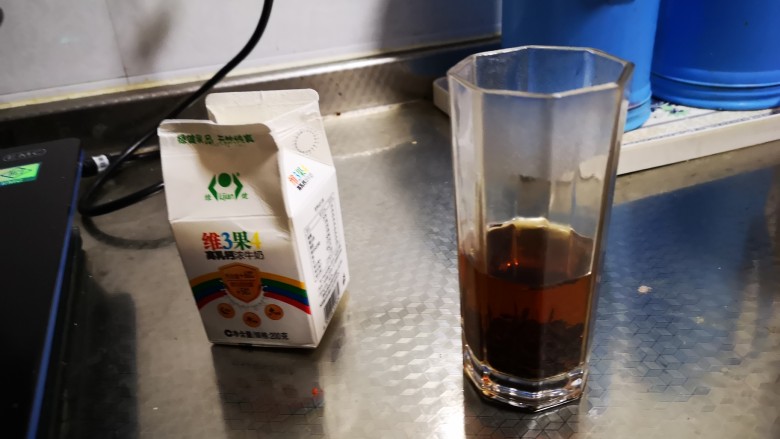 自制奶茶,准备鲜奶 200ml,红茶茶叶适量,用热水泡开。(鲜奶用日常订的奶,没有防腐剂)(建议用红茶,更香。绿茶也可以)