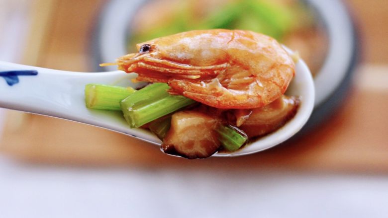 芹菜香菇北极虾小炒,下饭又下酒,米饭又多吃了一碗。